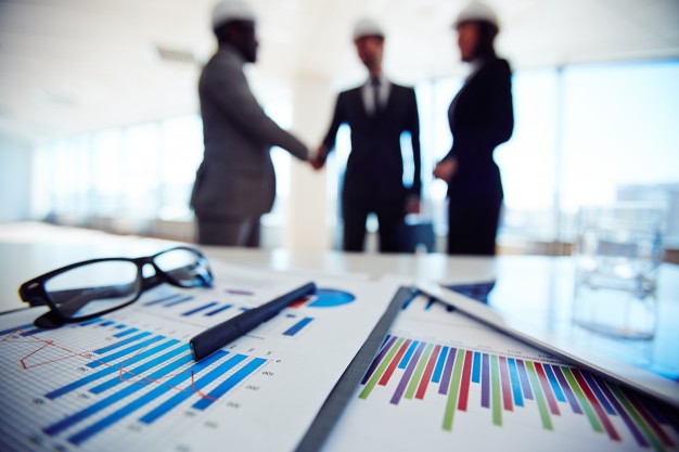 objetos-de-negocios-com-executivos-discutindo-projeto-na-reuniao_1098-4066